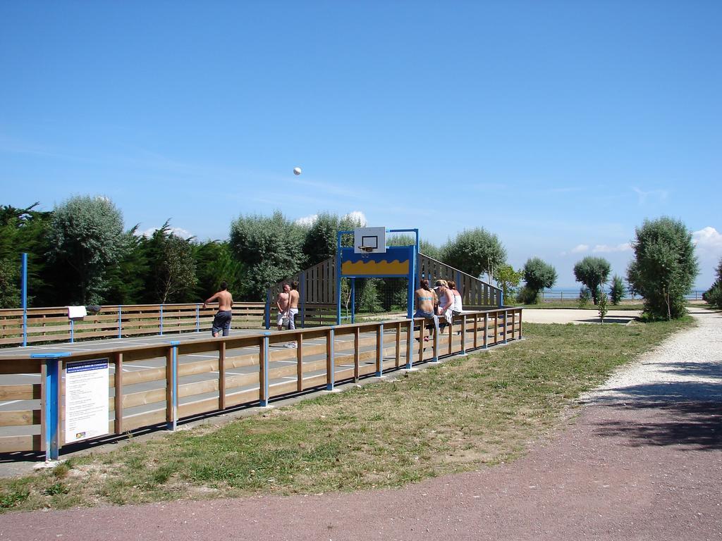 Camping Phare Ouest Saint-Denis-dʼOléron Exteriör bild
