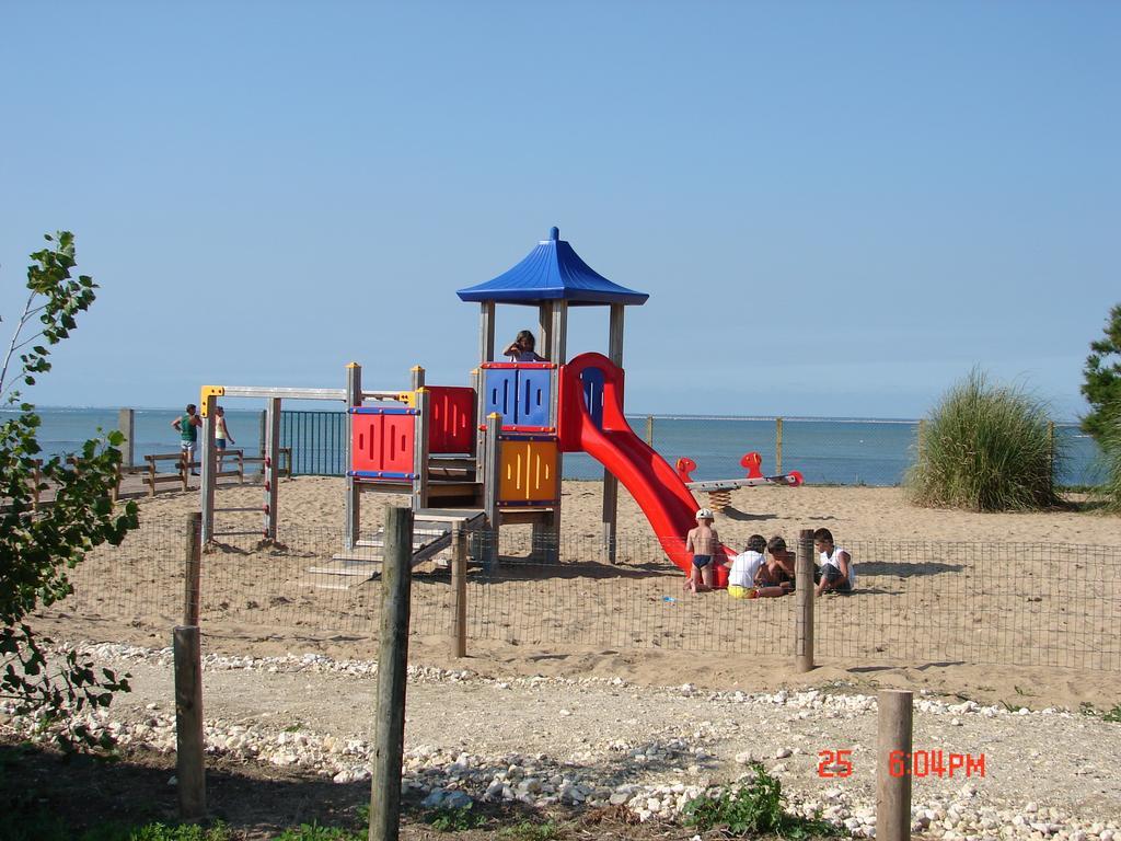Camping Phare Ouest Saint-Denis-dʼOléron Exteriör bild